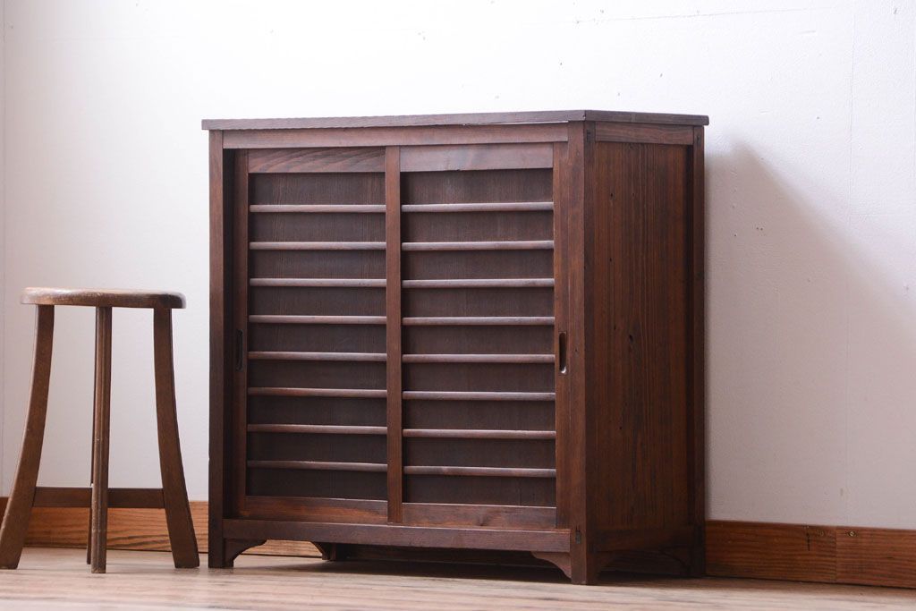アンティーク家具　和製アンティーク　横桟引き戸の小ぶりな収納棚