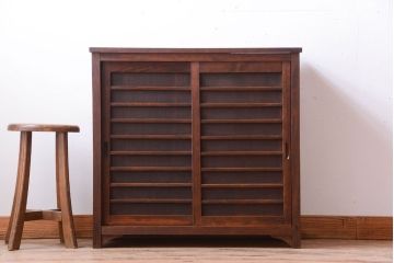 アンティーク家具　和製アンティーク　横桟引き戸の小ぶりな収納棚