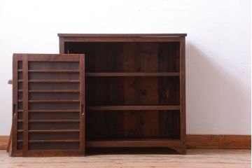 アンティーク家具　和製アンティーク　横桟引き戸の小ぶりな収納棚