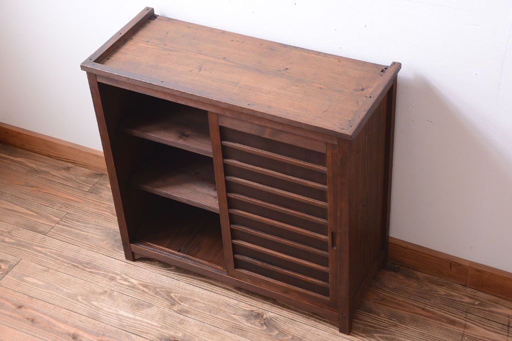 アンティーク家具　和製アンティーク　横桟引き戸の小ぶりな収納棚