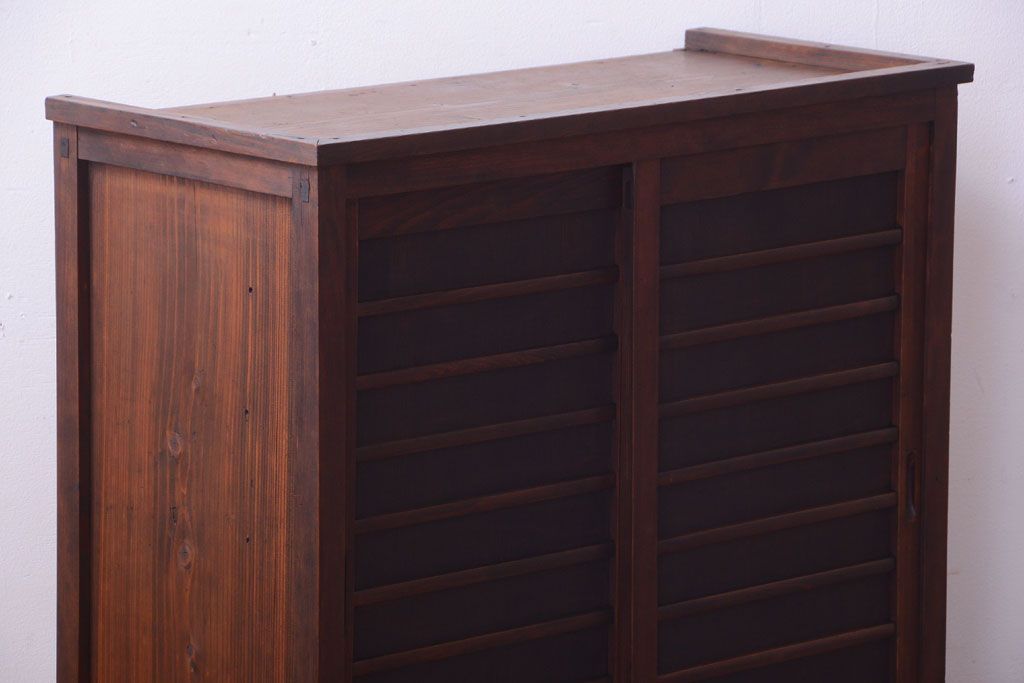 アンティーク家具　和製アンティーク　横桟引き戸の小ぶりな収納棚