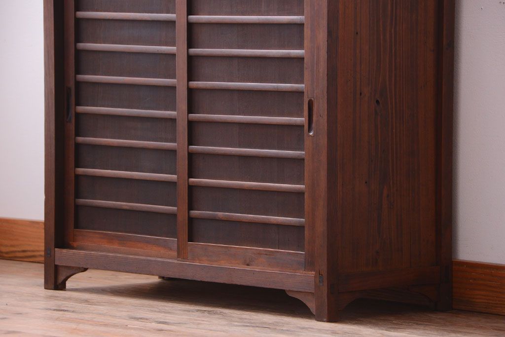 アンティーク家具　和製アンティーク　横桟引き戸の小ぶりな収納棚