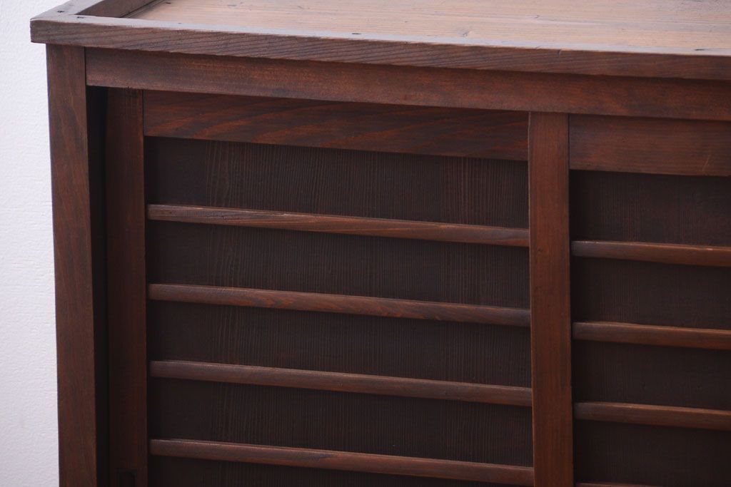 アンティーク家具　和製アンティーク　横桟引き戸の小ぶりな収納棚