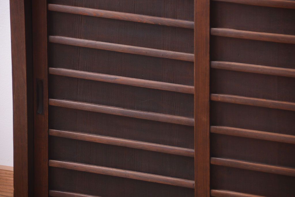 アンティーク家具　和製アンティーク　横桟引き戸の小ぶりな収納棚