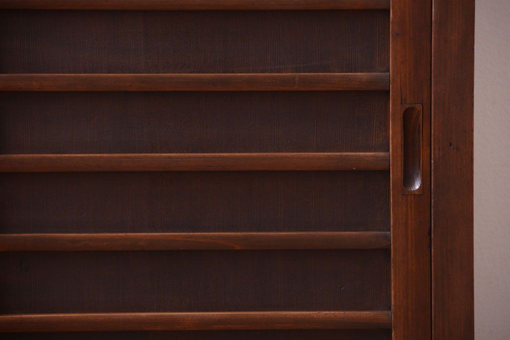 アンティーク家具　和製アンティーク　横桟引き戸の小ぶりな収納棚