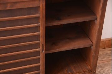 アンティーク家具　和製アンティーク　横桟引き戸の小ぶりな収納棚