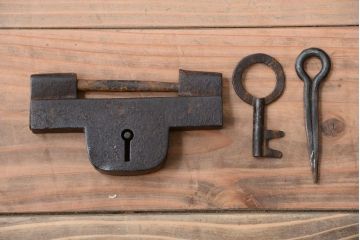 アンティーク家具　古民具・骨董　江戸元禄　極上品!欅材製車付き帳場箪笥(車箪笥)