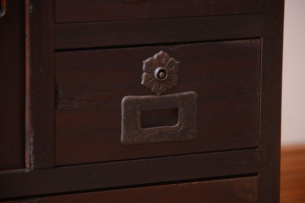 アンティーク家具　古民具・骨董　隠し付き!モダンな欅材のアンティーク帳場箪笥