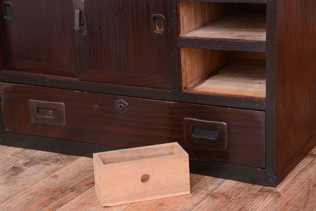 アンティーク家具　古民具・骨董　隠し付き!モダンな欅材のアンティーク帳場箪笥