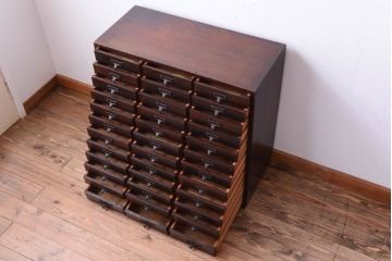 アンティーク家具　和製アンティーク　三方桜材!ネームプレート取っ手の36杯引き出し
