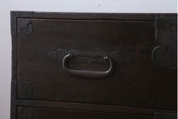 アンティーク家具　アンティーク　重厚な金具の時代箪笥ローボード
