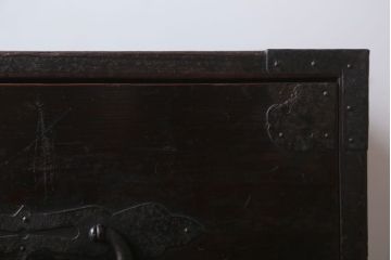 アンティーク家具　アンティーク　重厚な金具の時代箪笥ローボード