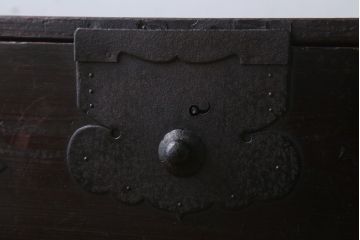 アンティーク家具　アンティーク　重厚な金具の時代箪笥ローボード
