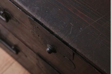アンティーク家具　アンティーク　重厚な金具の時代箪笥ローボード