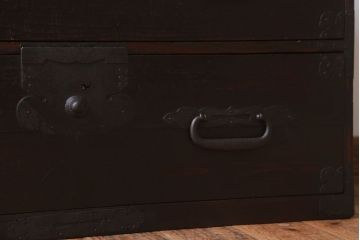 アンティーク家具　アンティーク　重厚な金具の時代箪笥ローボード