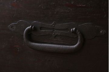 アンティーク家具　アンティーク　重厚な金具の時代箪笥ローボード