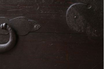 アンティーク家具　アンティーク　重厚な金具の時代箪笥ローボード