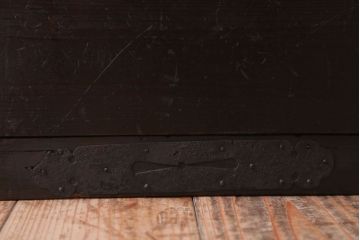 アンティーク家具　アンティーク　重厚な金具の時代箪笥ローボード