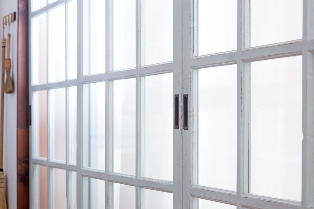 アンティーク　クリアガラス入りの背が高いおしゃれなペイント引き戸2枚セット(1)