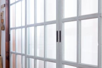 アンティーク　クリアガラス入りの背が高いおしゃれなペイント引き戸2枚セット(1)