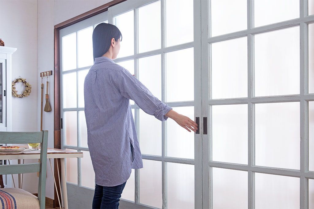 アンティーク　クリアガラス入りの背が高いおしゃれなペイント引き戸2枚セット(1)