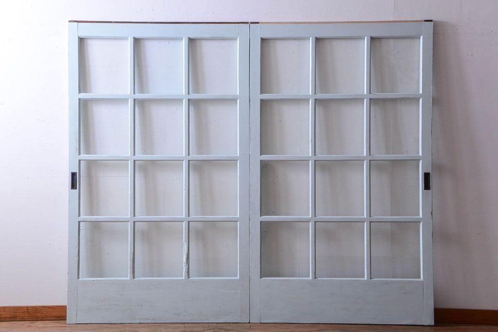 アンティーク　クリアガラス入りの背が高いおしゃれなペイント引き戸2枚セット(1)