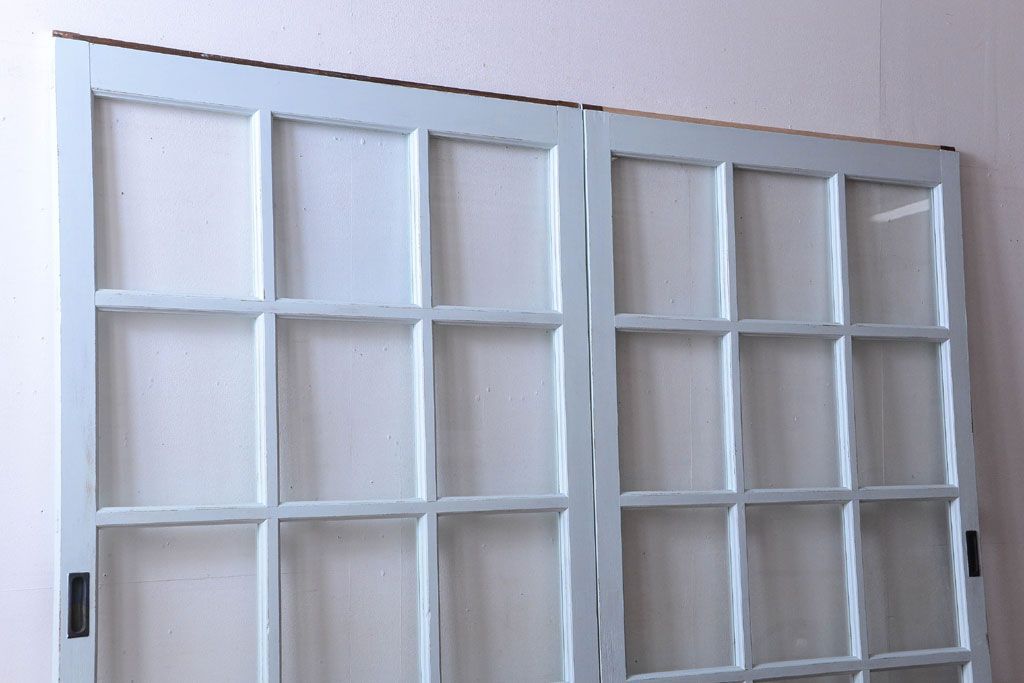 アンティーク　クリアガラス入りの背が高いおしゃれなペイント引き戸2枚セット(1)