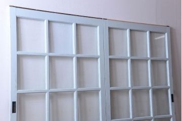 アンティーク　クリアガラス入りの背が高いおしゃれなペイント引き戸2枚セット(1)
