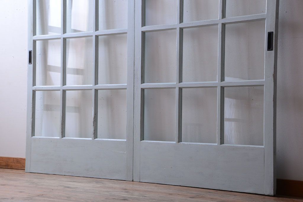 アンティーク　クリアガラス入りの背が高いおしゃれなペイント引き戸2枚セット(1)