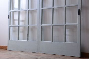 アンティーク　クリアガラス入りの背が高いおしゃれなペイント引き戸2枚セット(1)