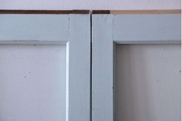 アンティーク　クリアガラス入りの背が高いおしゃれなペイント引き戸2枚セット(1)