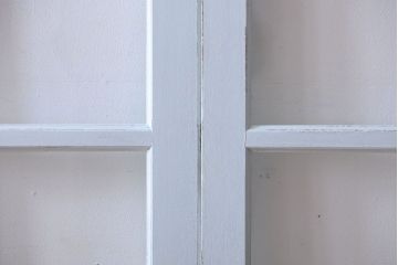 アンティーク　クリアガラス入りの背が高いおしゃれなペイント引き戸2枚セット(1)
