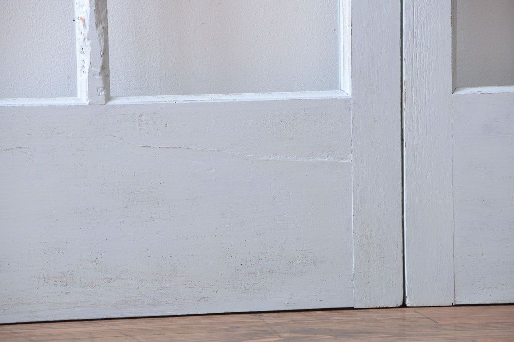 アンティーク　クリアガラス入りの背が高いおしゃれなペイント引き戸2枚セット(1)