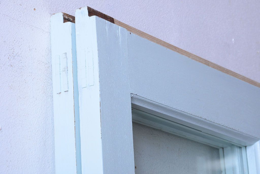 アンティーク　クリアガラス入りの背が高いおしゃれなペイント引き戸2枚セット(1)