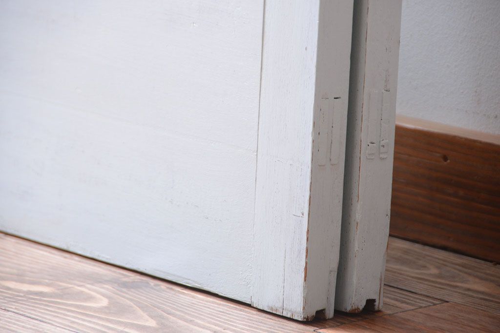 アンティーク　クリアガラス入りの背が高いおしゃれなペイント引き戸2枚セット(1)