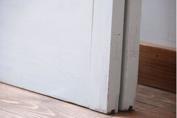 アンティーク　クリアガラス入りの背が高いおしゃれなペイント引き戸2枚セット(1)