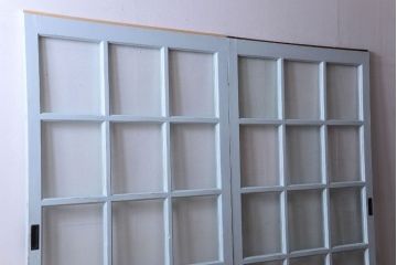 アンティーク　クリアガラス入りの背が高いおしゃれなペイント引き戸2枚セット(2)