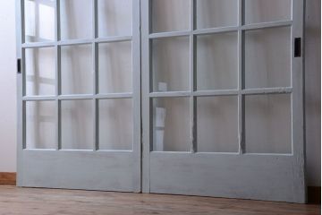 アンティーク　クリアガラス入りの背が高いおしゃれなペイント引き戸2枚セット(2)