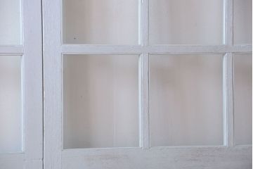 アンティーク　クリアガラス入りの背が高いおしゃれなペイント引き戸2枚セット(2)