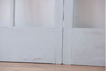 アンティーク　クリアガラス入りの背が高いおしゃれなペイント引き戸2枚セット(2)