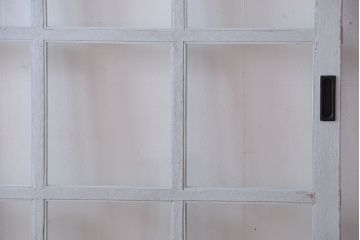アンティーク　クリアガラス入りの背が高いおしゃれなペイント引き戸2枚セット(2)