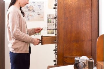 アンティーク家具　和製アンティーク　ネームプレート付き!古いナラ材の縦型20杯引き出し(ドロワー)