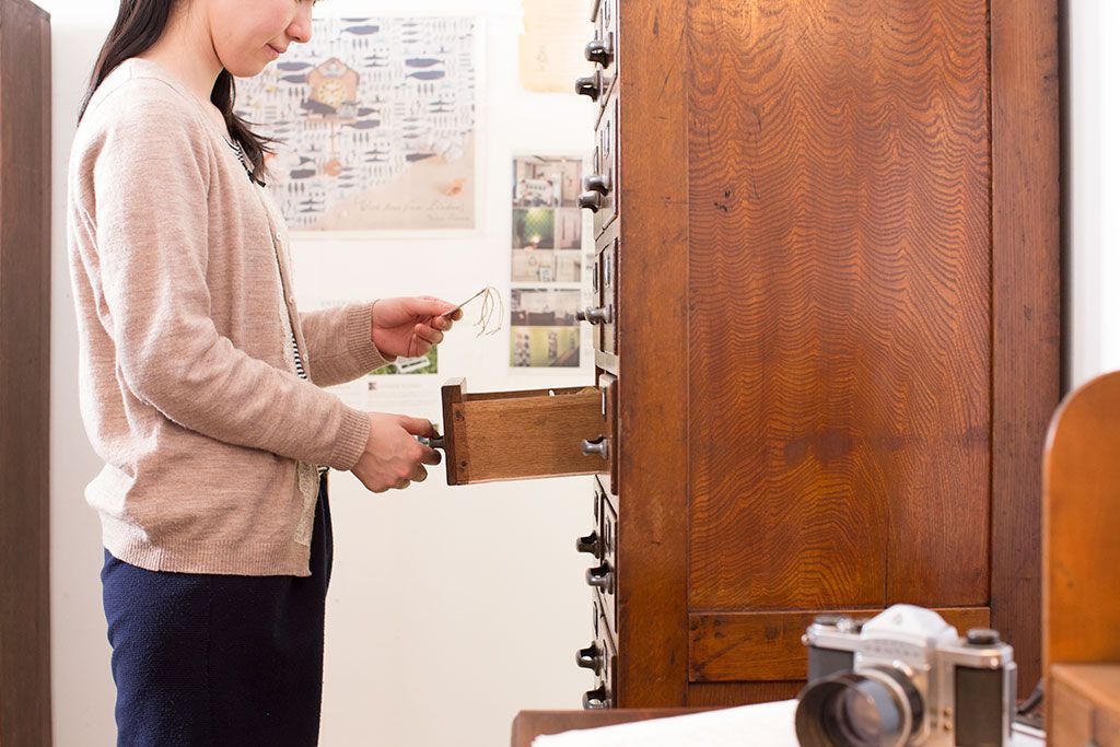 アンティーク家具　和製アンティーク　ネームプレート付き!古いナラ材の縦型20杯引き出し(ドロワー)