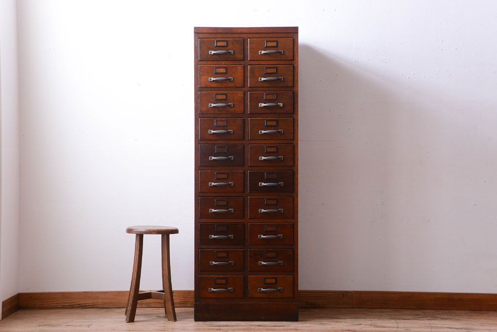 アンティーク家具　和製アンティーク　ネームプレート付き!古いナラ材の縦型20杯引き出し(ドロワー)