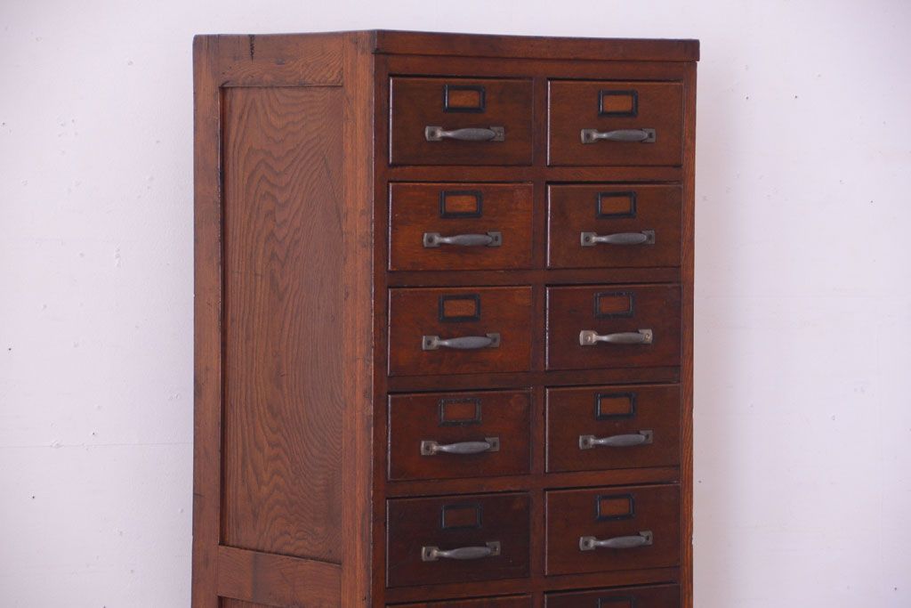 アンティーク家具　和製アンティーク　ネームプレート付き!古いナラ材の縦型20杯引き出し(ドロワー)