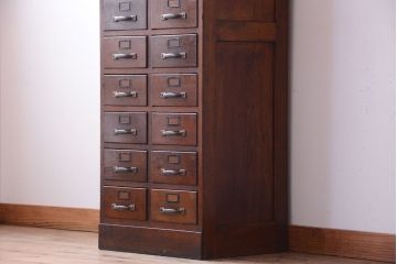 アンティーク家具　和製アンティーク　ネームプレート付き!古いナラ材の縦型20杯引き出し(ドロワー)