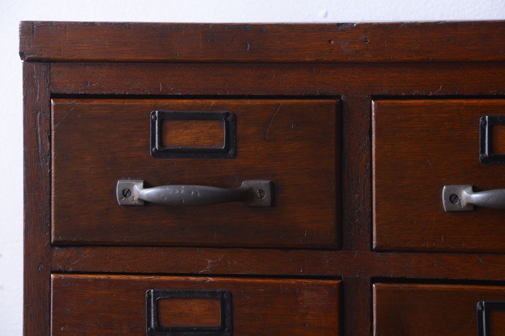 アンティーク家具　和製アンティーク　ネームプレート付き!古いナラ材の縦型20杯引き出し(ドロワー)