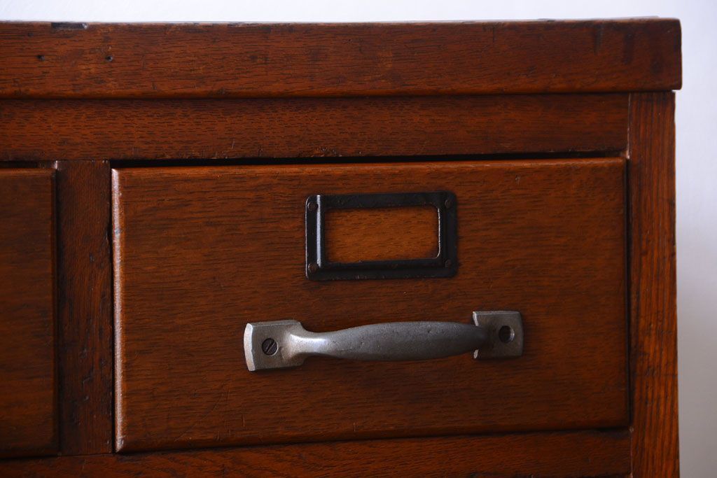 アンティーク家具　和製アンティーク　ネームプレート付き!古いナラ材の縦型20杯引き出し(ドロワー)