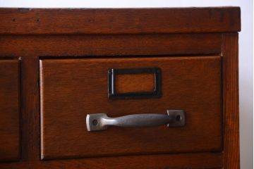 アンティーク家具　和製アンティーク　ネームプレート付き!古いナラ材の縦型20杯引き出し(ドロワー)