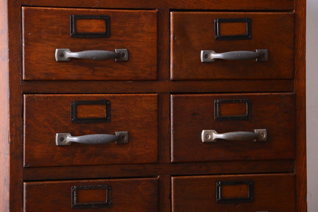 アンティーク家具　和製アンティーク　ネームプレート付き!古いナラ材の縦型20杯引き出し(ドロワー)